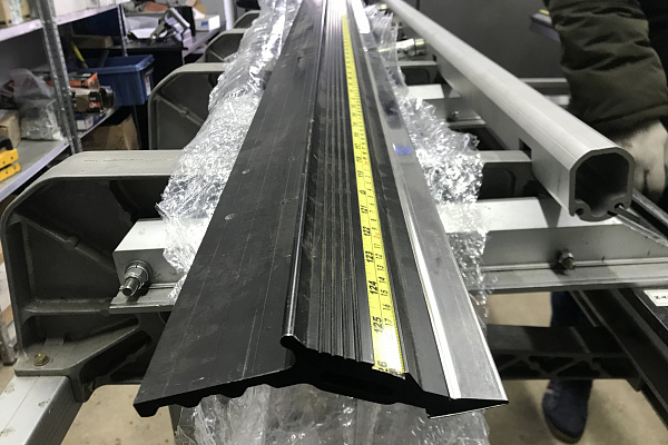 Планка прижимная упорная для станка Tapco MAX-20 4,42 м 
